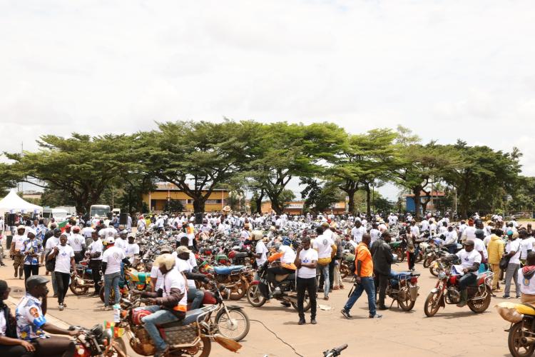 Meeting de soutien  syndicats des transporteurs et des motomans au Président-candidat, S.E. Paul BIYA, tenu le jeudi, 9 octobre 2025 à l'esplanade de l'hôtel de ville de Yaoundé